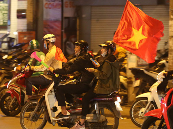 Nhiều người mang theo cờ, kèn vuvuzela đi lên Hồ Gươm. anmung1-3928-1543069747.jpg