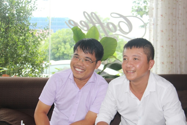Anh Nguyễn Viết Hùng (bên trái) trong một cuộc phỏng vấn với PV Báo GD&TĐ