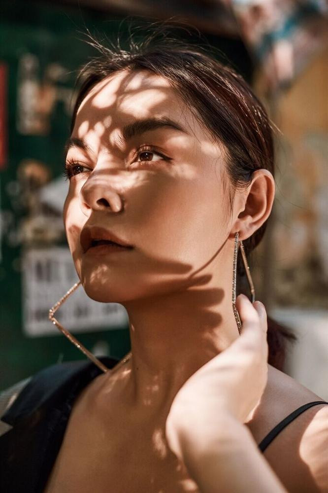 Mới đây, Phạm Quỳnh Anh đã đăng tải bộ ảnh đẹp mê hồn được chụp tại Hà Nội.