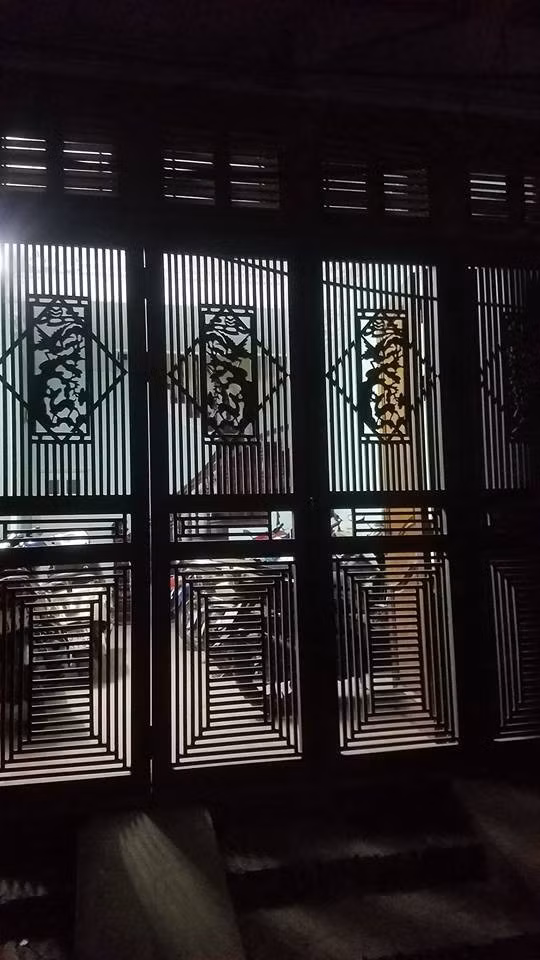 Nam thanh niên tốt bụng đã đóng cửa giúp chủ nhà.