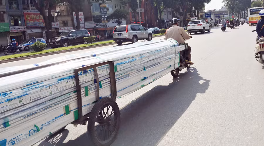 Xe ba gác và xe máy được kết hợp thành phương tiện “kỳ dị” diễu phố