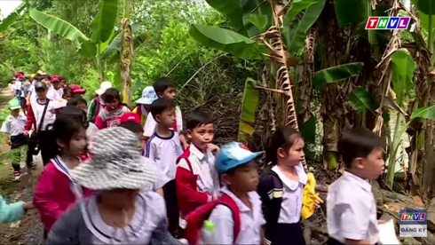 học sinh đi học bằng đò "4 không", phụ huynh và thầy cô nín thở nhìn hình 2 hoc sinh di hoc bang do "4 khong", phu huynh va thay co nin tho nhin hinh 2