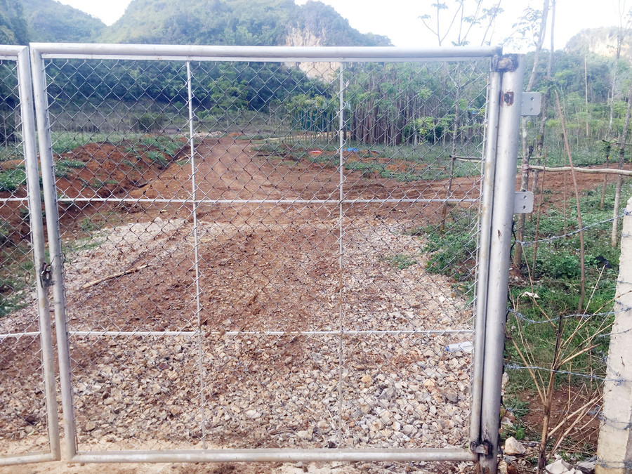 Cổng rào khu quy hoạch xây dựng nghĩa trang với khu dân cư giáp ranh Cổng rào khu quy hoạch xây dựng nghĩa trang với khu dân cư giáp ranh