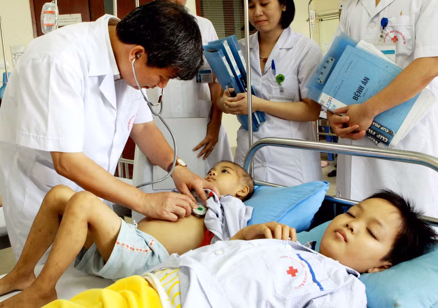 Giáo sư Nguyễn Anh Trí thăm khám cho các bệnh nhân nhi
