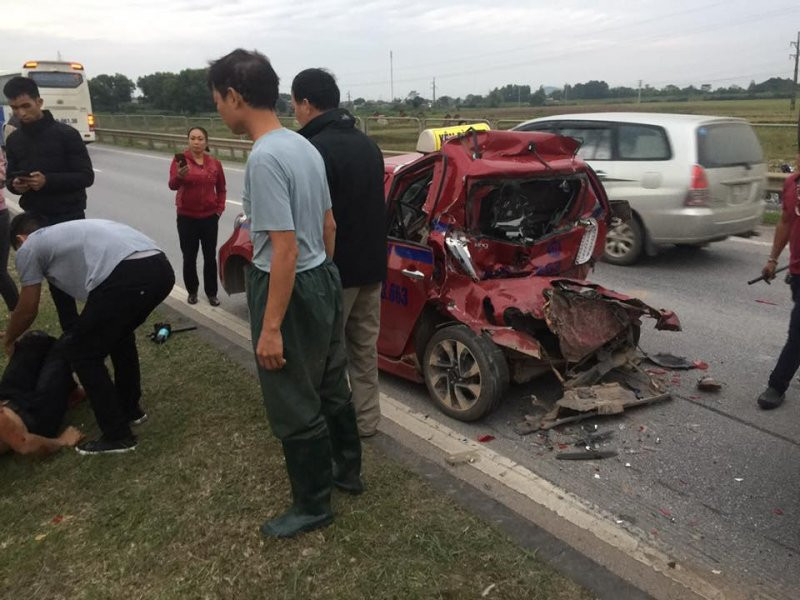 Tranh cãi đúng sai vụ tài xế bị xe đâm hai lần liên tiếp