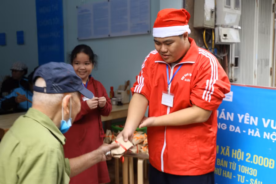 Quán có chương trình tặng quà giáng sinh cho mỗi khách hàng tới đây dùng bữa. Khách đến đây đều chung cảm nhận: Cơm ở đây ngon, đầy đủ từ rau xanh, thịt cho đến hoa quả. Thực đơn thì mỗi ngày một món, mà ăn bất kể khung giờ nào các món ăn cũng đều nóng hổi. Nhân viên thì nhiệt tình, chu đáo và quan tâm đến khách hàng.