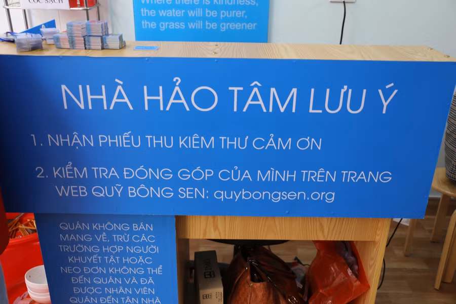 Các nhà hảo tâm cũng có thể tới đây cùng quán chung tay góp phần giúp đỡ những người lao động nghèo có hoàn cảnh khó khăn. Hàng ngày, quán sẽ có 5 nhân viên chính, ngoài ra còn có thêm 3 sinh viên tình nguyện đến bưng bê, đón khách, phụ giúp dọn dẹp khi đóng cửa. Hầu hết nhân viên và người hỗ trợ đều là các sinh viên đang học tập tại Hà Nội. Các bạn sinh viên được trả công bằng những buổi dạy kỹ năng mềm. Còn nhân viên làm chính sẽ được nhận một mức lương thấp từ nguồn thu hai nghìn mỗi suất cơm.
