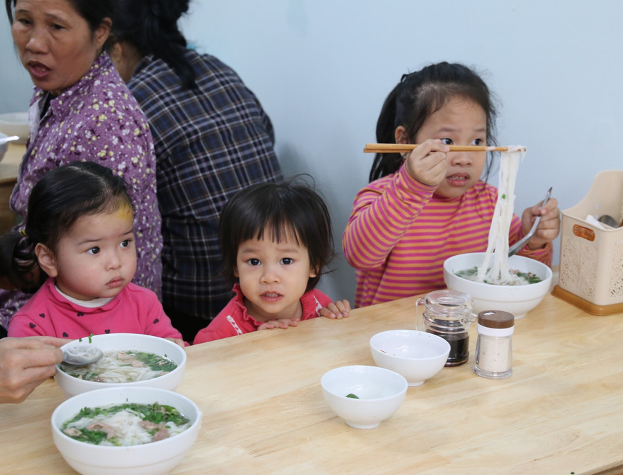 Ấm áp tình người quán cơm 2 nghìn đồng giữa lòng Hà Nội ảnh 2