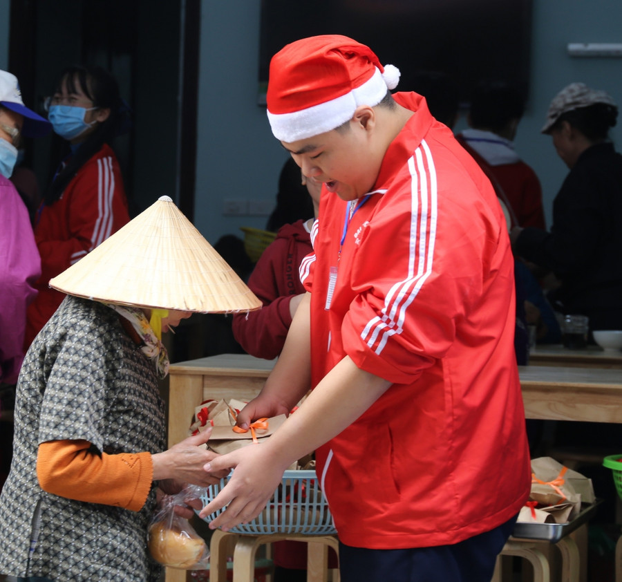 Chia sẻ về việc thu mỗi suất cơm với giá từ 1 đến 2 nghìn đồng, anh Nguyễn Văn Sơn - chủ quán cho hay, giá thực tế để chế biến ra một suất cơm khoảng 20 nghìn đồng, quán thu hai nghìn đồng nhằm giảm đi sự e ngại của mọi người khi đến quán cơm. &quot;Nếu làm cơm miễn phí, người dân có thể ngại mà không đến ăn. Nhưng nếu đặt ra một mức giá, mọi người sẽ thấy rằng, họ có bỏ tiền mua cơm, bạn mua tôi bán, không ai nợ ai hay cho ai điều gì, như vậy mọi người đến ăn sẽ cảm thấy thoải mái hơn&quot;, anh Sơn nói.