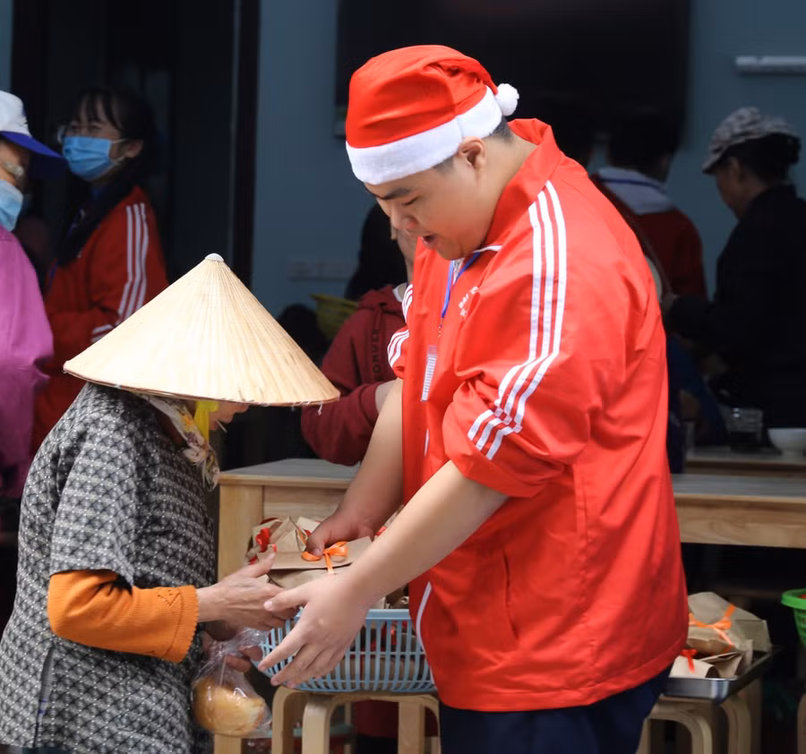 Chia sẻ về việc thu mỗi suất cơm với giá từ 1 đến 2 nghìn đồng, anh Nguyễn Văn Sơn - chủ quán cho hay, giá thực tế để chế biến ra một suất cơm khoảng 20 nghìn đồng, quán thu hai nghìn đồng nhằm giảm đi sự e ngại của mọi người khi đến quán cơm. "Nếu làm cơm miễn phí, người dân có thể ngại mà không đến ăn. Nhưng nếu đặt ra một mức giá, mọi người sẽ thấy rằng, họ có bỏ tiền mua cơm, bạn mua tôi bán, không ai nợ ai hay cho ai điều gì, như vậy mọi người đến ăn sẽ cảm thấy thoải mái hơn", anh Sơn nói.