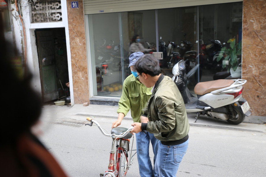 Các vị khách lớn tuổi được chủ quán tận tình ra dắt xe hộ và mời vào dùng cơm. Nhiều người nói: Suất cơm tôi thường ăn có giá 20 -25 nghìn đồng nhưng cũng không có cảm giác sạch sẽ đến như vậy. Tôi thật sự bất ngờ vì đến đây lại được đón chào và phục vụ như thượng khách.