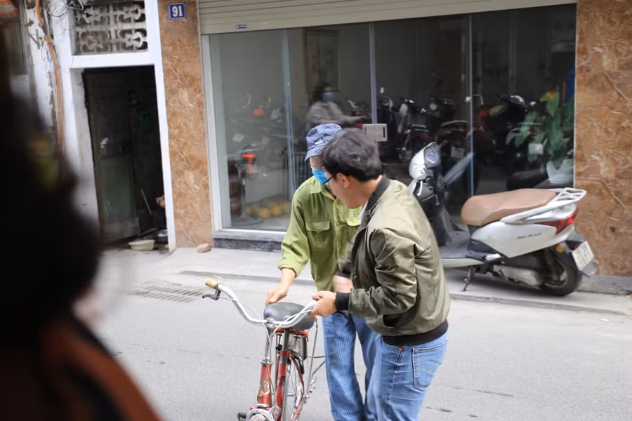 Các vị khách lớn tuổi được chủ quán tận tình ra dắt xe hộ và mời vào dùng cơm. Nhiều người nói: Suất cơm tôi thường ăn có giá 20 -25 nghìn đồng nhưng cũng không có cảm giác sạch sẽ đến như vậy. Tôi thật sự bất ngờ vì đến đây lại được đón chào và phục vụ như thượng khách.