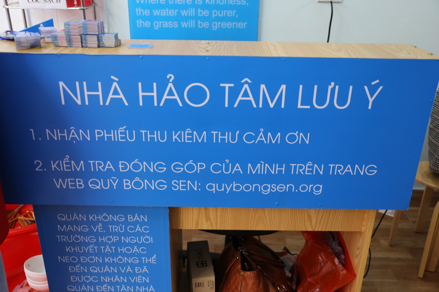 Các nhà hảo tâm cũng có thể tới đây cùng quán chung tay góp phần giúp đỡ những người lao động nghèo có hoàn cảnh khó khăn. Hàng ngày, quán sẽ có 5 nhân viên chính, ngoài ra còn có thêm 3 sinh viên tình nguyện đến bưng bê, đón khách, phụ giúp dọn dẹp khi đóng cửa. Hầu hết nhân viên và người hỗ trợ đều là các sinh viên đang học tập tại Hà Nội. Các bạn sinh viên được trả công bằng những buổi dạy kỹ năng mềm. Còn nhân viên làm chính sẽ được nhận một mức lương thấp từ nguồn thu hai nghìn mỗi suất cơm.
