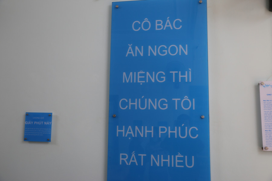 Khẩu hiệu với mong muốn đem lại hạnh phúc tới cho nhiều người của chủ quán.