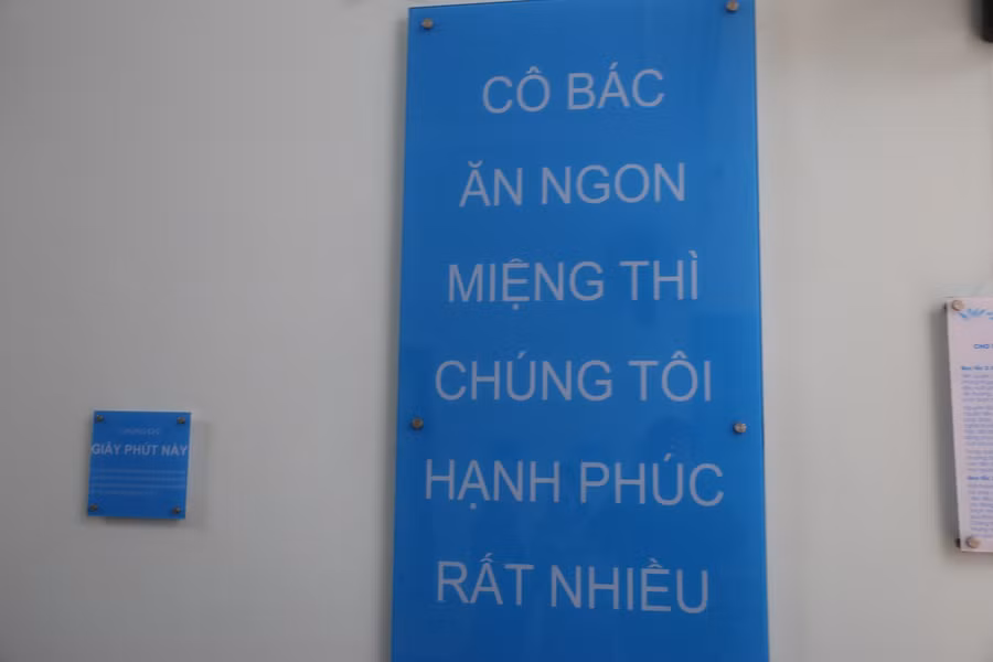 Khẩu hiệu với mong muốn đem lại hạnh phúc tới cho nhiều người của chủ quán.