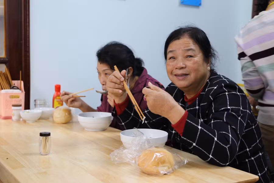 Bà Bành Thị Tươi cho biết: “Từ khi quán ăn này mở ra tôi đã chứng kiến có rất nhiều người có hoàn cảnh khó khăn như tôi tới đây ăn và được chủ quán tiếp đón rất nhiệt tình”.