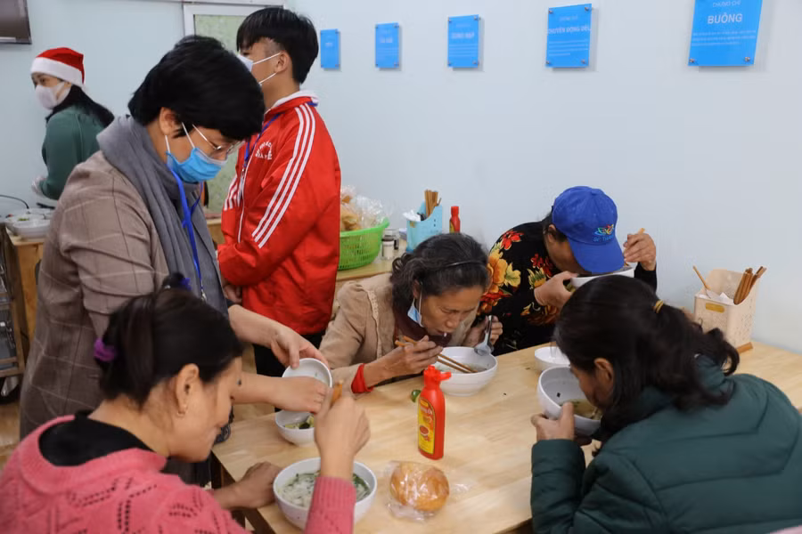 Suất cơm có giá tiền tượng trưng 1 nghìn đồng đối với cơm chay 2 nghìn đồng với cơm bình thường nhằm giúp cho người lao động xóa tan mặc cảm khi tới đây dùng bữa.