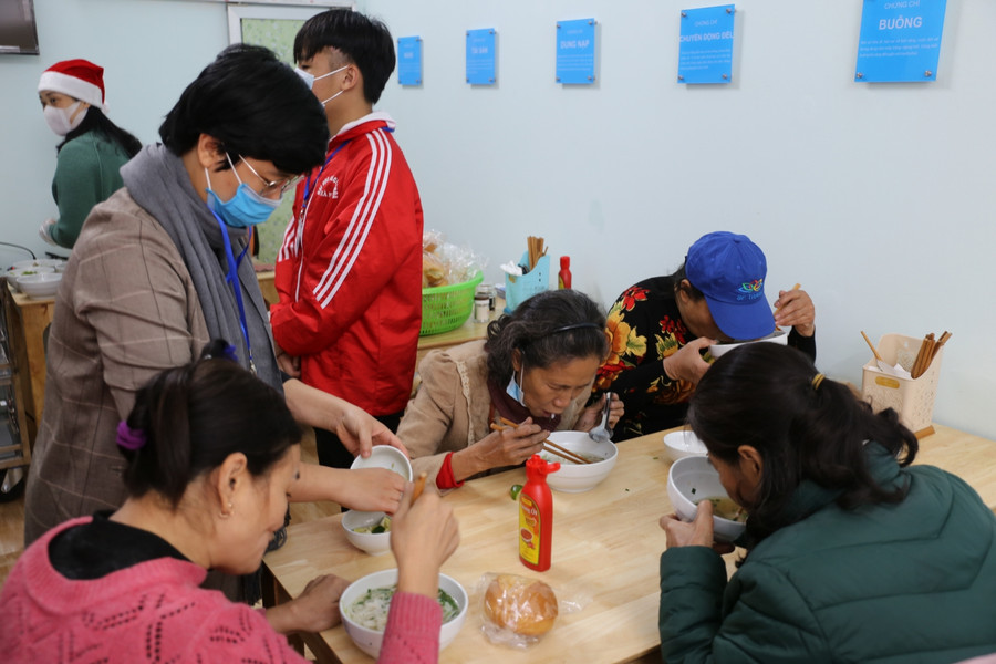 Suất cơm có giá tiền tượng trưng 1 nghìn đồng đối với cơm chay 2 nghìn đồng với cơm bình thường nhằm giúp cho người lao động xóa tan mặc cảm khi tới đây dùng bữa.