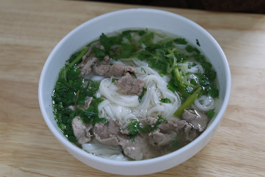 Món ăn chủ quán thiết đãi các vị khách quý hôm nay là món ăn truyền thống của người Việt Nam – Phở bò.