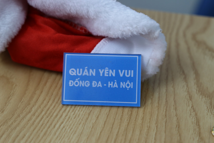 Mỗi vị khách tới đây sau khi trả tiền cho suất ăn của mình sẽ nhận được tấm phiếu này để đổi lấy phần ăn cho mình.