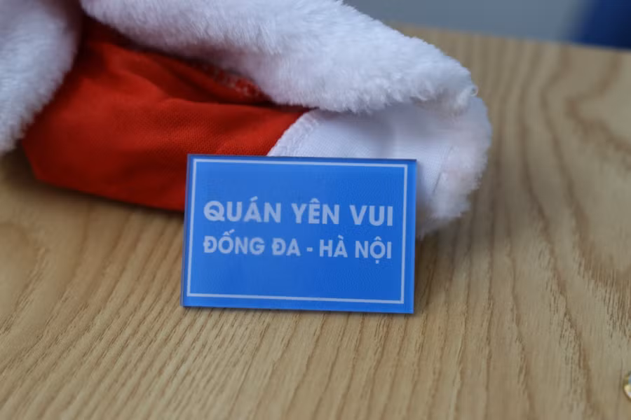 Mỗi vị khách tới đây sau khi trả tiền cho suất ăn của mình sẽ nhận được tấm phiếu này để đổi lấy phần ăn cho mình.