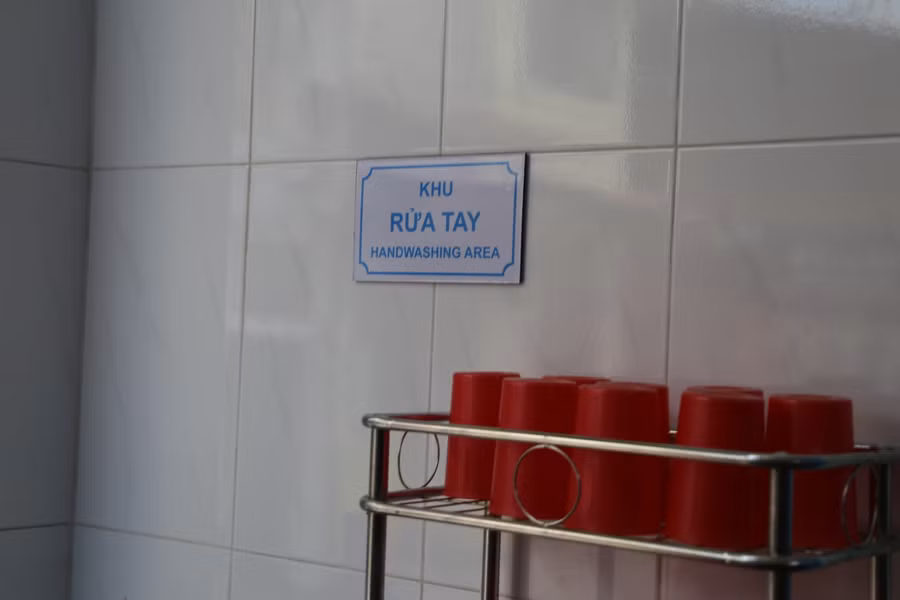 Tại đây có cả khu rửa tay và nước uống sạch cho những vị khách ghé ngang qua không dùng cơm cũng có thể rửa tay và uống cốc nước lấy sức.