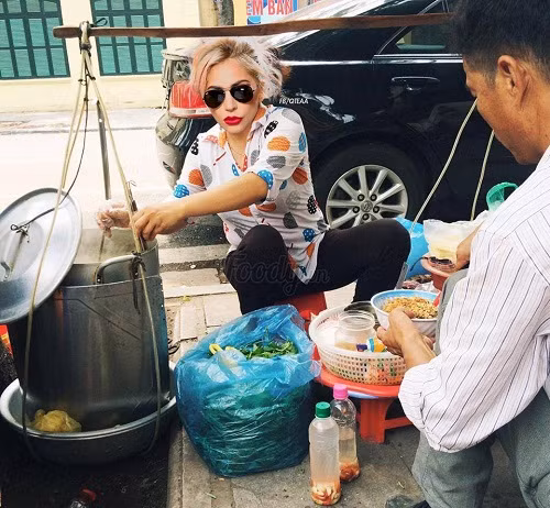 Lady Gaga dù bán bún riêu nhưng vẫn giữ phong cách cực ngầu.