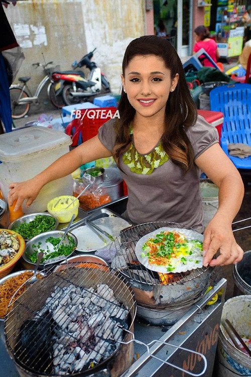 Ca sĩ trẻ Ariana Grande trở thành hot girl bánh tráng nướng.