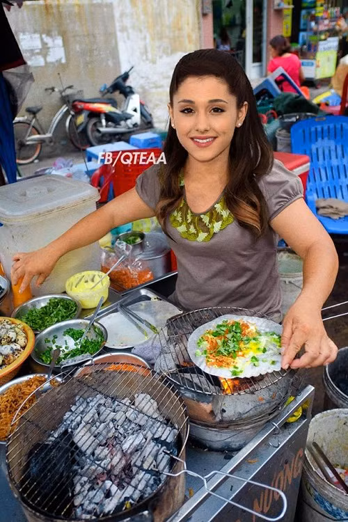 Ca sĩ trẻ Ariana Grande trở thành hot girl bánh tráng nướng.