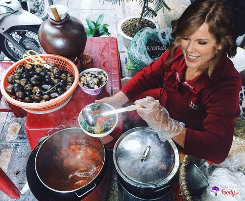 Taylor Swift dung dị bên nồi canh bún cua ốc nóng hổi.