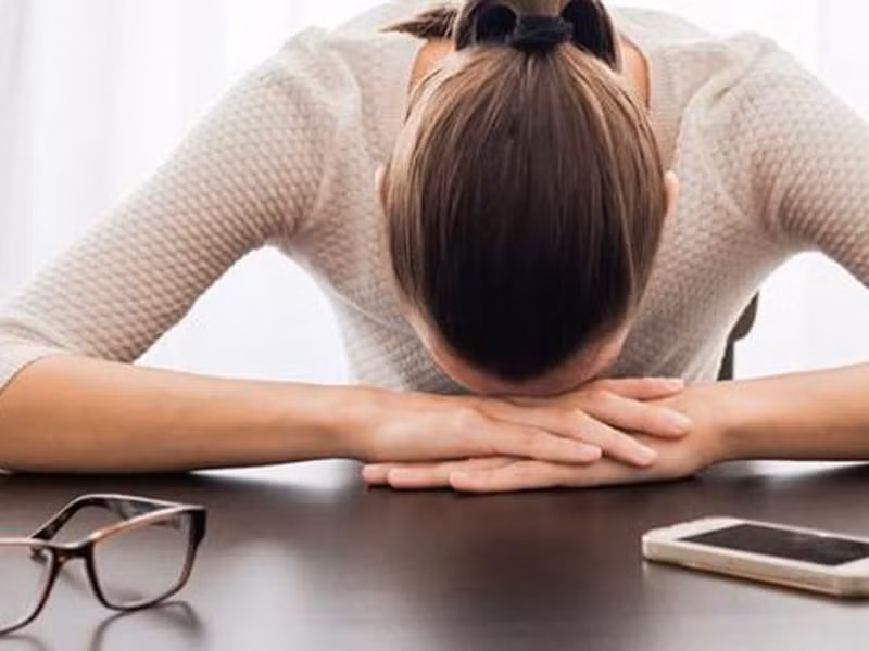 Mệt mỏi: Thiếu canxi trong cơ thể ảnh hưởng tới sức khỏe tinh thần và thể chất. Những người bị thiếu canxi dễ cảm thấy mệt mỏi cấp và thường hay bị ốm.