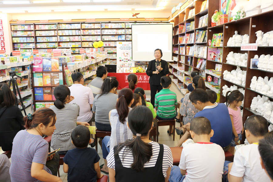Tiến sĩ Tâm lí Sư phạm - Nhà giáo ưu tú Trần Thị Quốc Minh chia sẻ với phụ huynh và trẻ tại tọa đàm