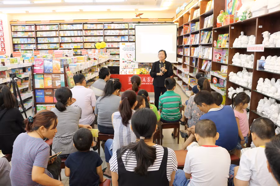 Tiến sĩ Tâm lí Sư phạm - Nhà giáo ưu tú Trần Thị Quốc Minh chia sẻ với phụ huynh và trẻ tại tọa đàm