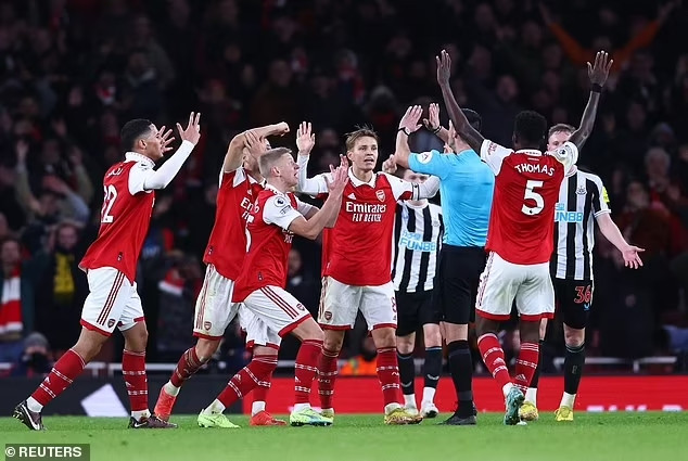 Nhiều ý kiến cho rằng các trọng tài cần phải được bảo vệ nhiều hơn. Nhiều ý kiến cho rằng các trọng tài cần phải được bảo vệ nhiều hơn.