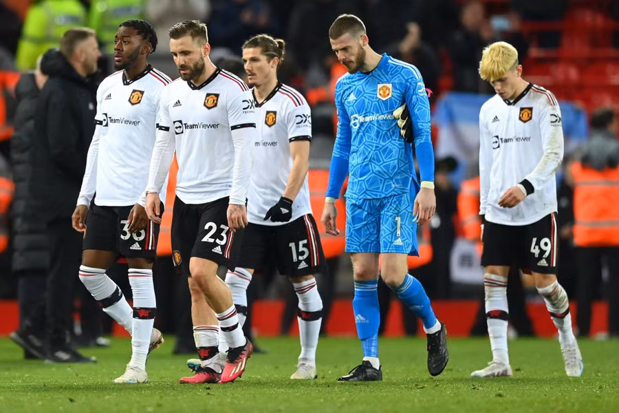 Man United trở lại mặt đất khi thua 0-7 trước Liverpool.