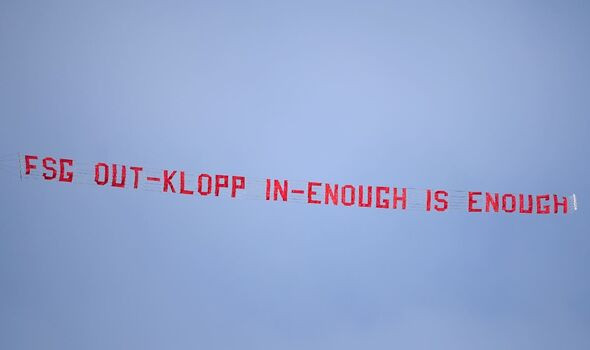 Các cổ động viên Liverpool thuê hẳn một máy bay tư nhân để phản đối FSG.