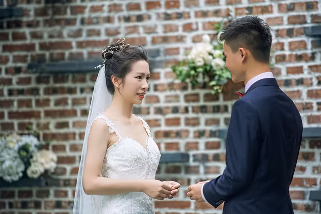 Cô dâu đáng thương bị người cũ đến làm loạn đám cưới nhưng hiểu đầu đuôi câu chuyện khách khứa lại nhao nhác: "Chú rể hủy hôn ngay còn kịp" - Ảnh 3.