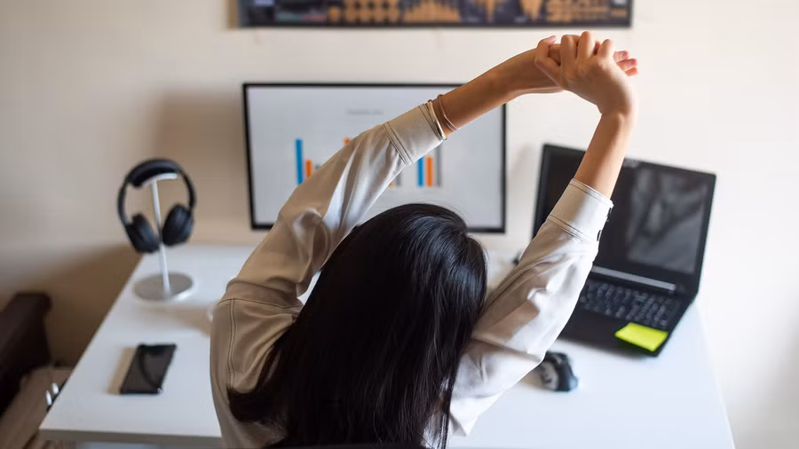 Nếu bạn làm việc ở bàn giấy, bạn có thể thực hiện các hành động cả trong và ngoài văn phòng để bảo vệ lưng của mình. (Ảnh: ITN).