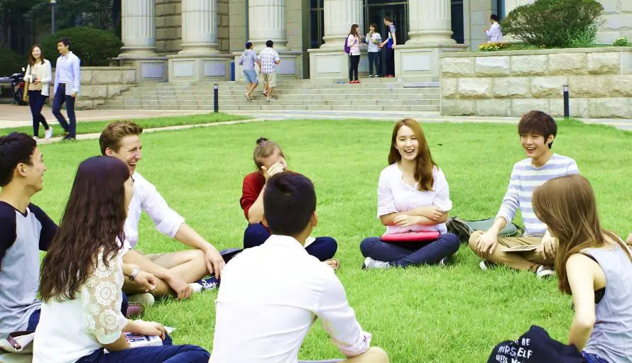 Nếu không cố gắng hòa nhập, bạn thà ở nhà và học ở một trường đại học tốt tại đó. (Ảnh: ITN) Nếu không cố gắng hòa nhập, bạn thà ở nhà và học ở một trường đại học tốt tại đó. (Ảnh: ITN)