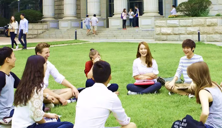 Nếu không cố gắng hòa nhập, bạn thà ở nhà và học ở một trường đại học tốt tại đó. (Ảnh: ITN)