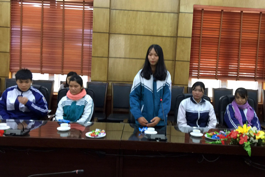 Các em học sinh xúc động phát biểu tại buổi lễ Các em học sinh xúc động phát biểu tại buổi lễ