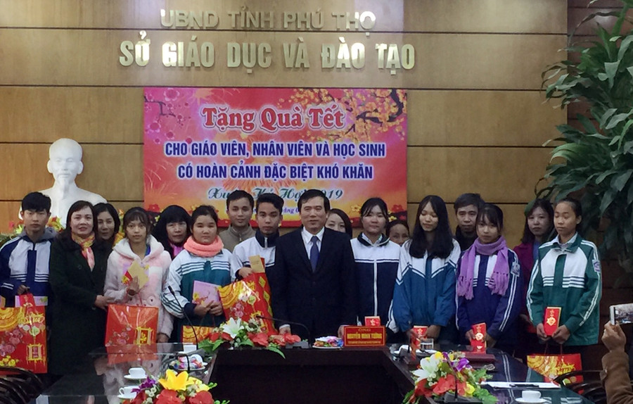 Đại diện Sở GD&ĐT Phú Thọ tặng quà cho các em học sinh có hoàn cảnh khó khăn Đại diện Sở GD&ĐT Phú Thọ tặng quà cho các em học sinh có hoàn cảnh khó khăn