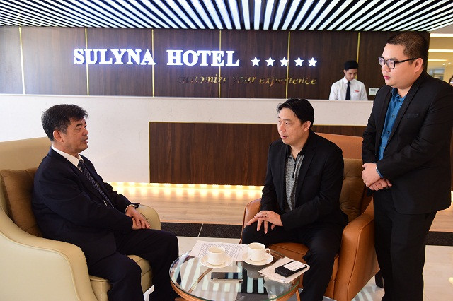 PGS.TS. Thái Bá Cần – Hiệu trưởng Trường ĐHQT Hồng Bàng trò chuyện với ông Adam Khoo