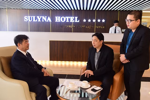 PGS.TS. Thái Bá Cần – Hiệu trưởng Trường ĐHQT Hồng Bàng trò chuyện với ông Adam Khoo