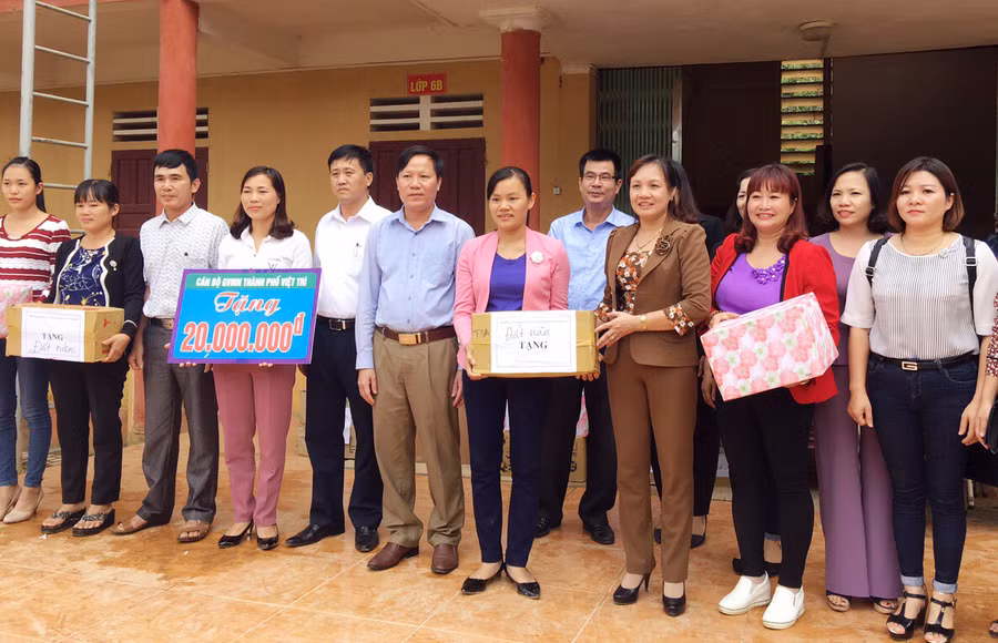 Đại diện Sở GD&ĐT Phú Thọ tặng quà cho các trường mầm non của hai huyện Thanh Sơn và Tân Sơn bị ảnh hưởng nặng nề bởi mưa lũ