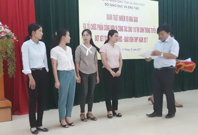 Ông Hà Thanh Quốc, giám đốc Sở GD-ĐT Quảng Nam, trao quyết định công tác ngay tại chỗ cho các ứng viên sau khi họ hoàn tất việc chọn trường giảng dạy - Ảnh: L.T.