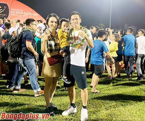 Văn Quyết cùng vợ và con trai ăn mừng chức vô địch V.League của Hà Nội FC Văn Quyết cùng vợ và con trai ăn mừng chức vô địch V.League của Hà Nội FC