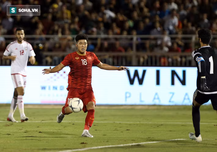 Hà Đức Chinh ghi bàn vào lưới UAE