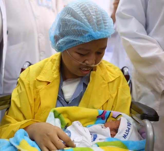 10 phút gặp gỡ đầy nước mắt của người mẹ ung thư và bé Bình An