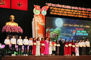 Quỹ Học bổng Vừ A Dính đã trao 20 suất học bổng cho các sinh viên có thành tích học tập tốt trong năm học 2018-2019. Ảnh: VGP/Mạnh Hùng Quỹ Học bổng Vừ A Dính đã trao 20 suất học bổng cho các sinh viên có thành tích học tập tốt trong năm học 2018-2019. Ảnh: VGP/Mạnh Hùng